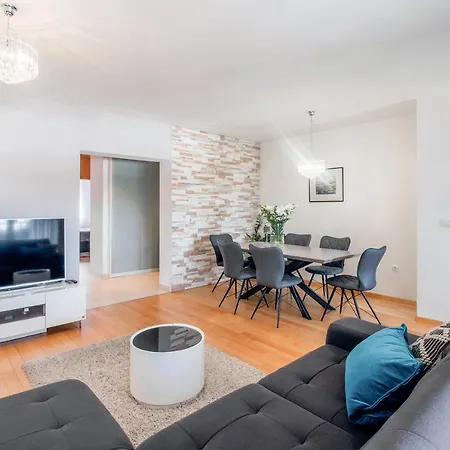 Montesa With Free Parking And Balcony * זאדאר