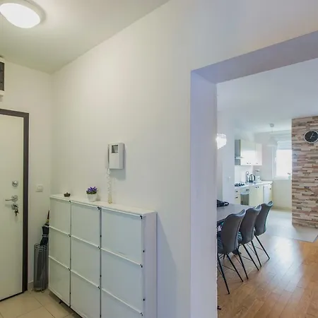 Montesa With Free Parking And Balcony Apartament Zadar
