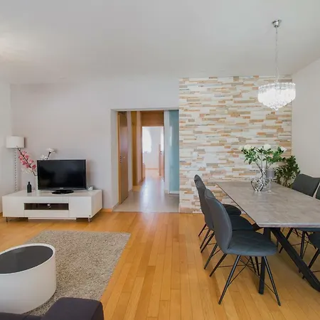 Apartment Montesa With Free Parking And Balcony Zadar